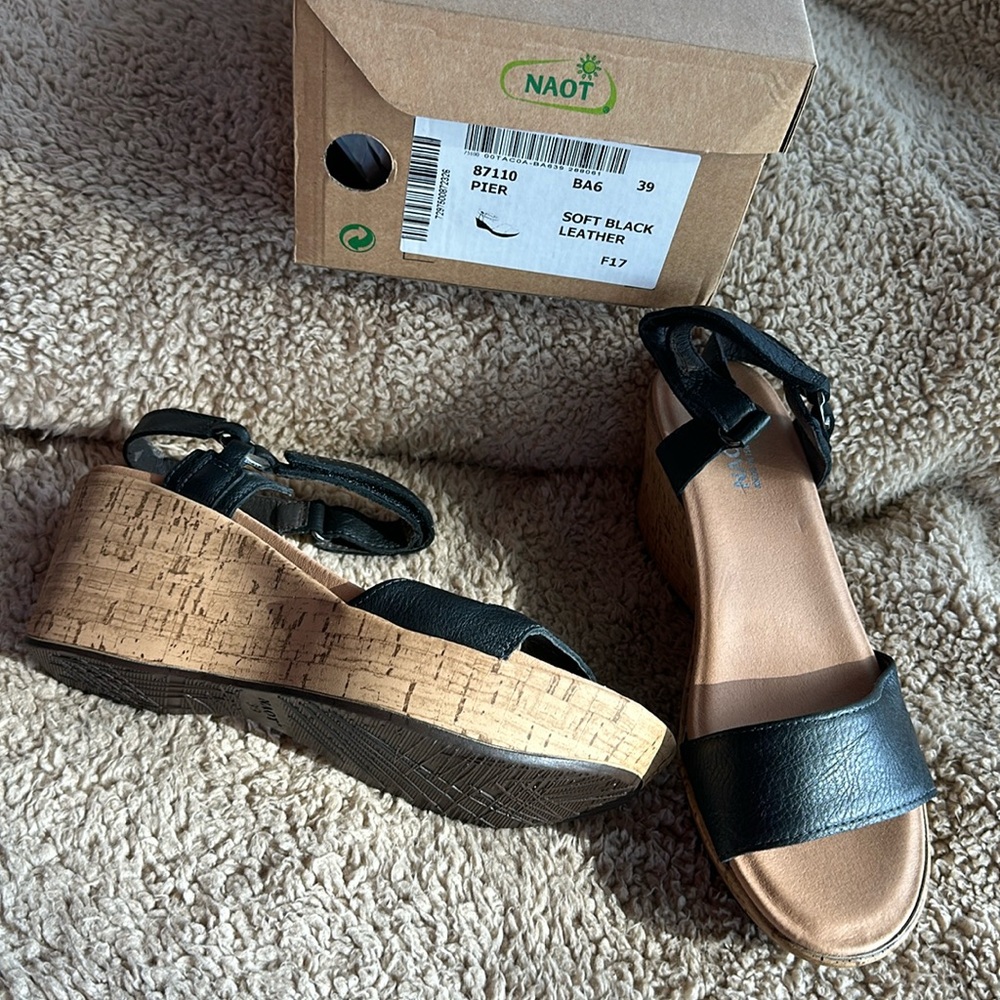 New in box Naot Pier sold black leather. Size 39/8-8.5